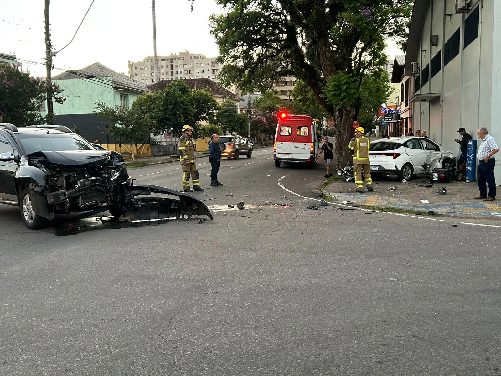 Acidente entre dois carros e duas motos deixa uma pessoa ferida em Caxias do Sul