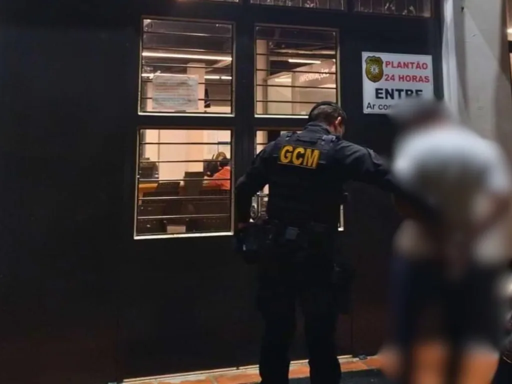 Embriagado e sem CNH, homem é detido após colidir em vasos de flores em Bento Gonçalves Embriagado e sem CNH, homem é detido após colidir em vasos de flores em Bento Gonçalves