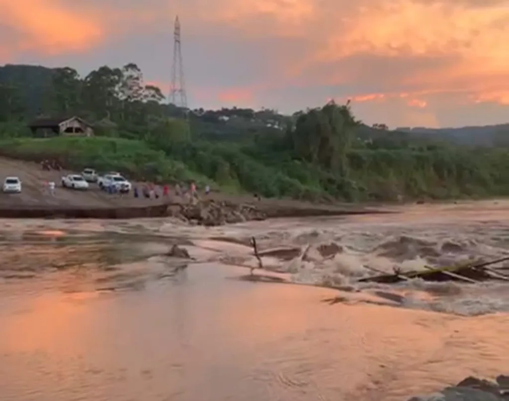 Vídeo: ponte construída com doações é levada pela força do Rio Caí, em Feliz Vídeo: ponte construída com doações é levada pela força do Rio Caí, em Feliz