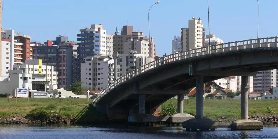 Com o estreitamento, caminhões acima de 10 toneladas ficarão impedidos de acessar a ponte