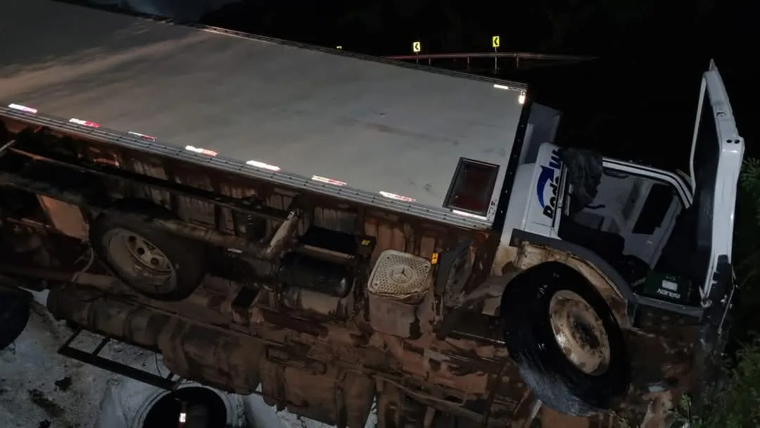 Motorista fica ferido após caminhão tombar na BR-470, entre Garibaldi e Bento Gonçalves