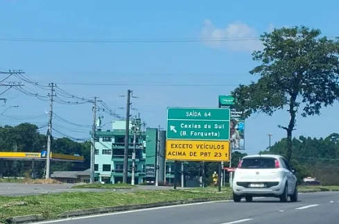 Caminhões acima de 23 toneladas não podem mais utilizar o retorno localizado em frente à entrada do bairro