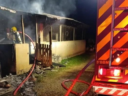 Incêndio destrói galpão agrícola em Cotiporã