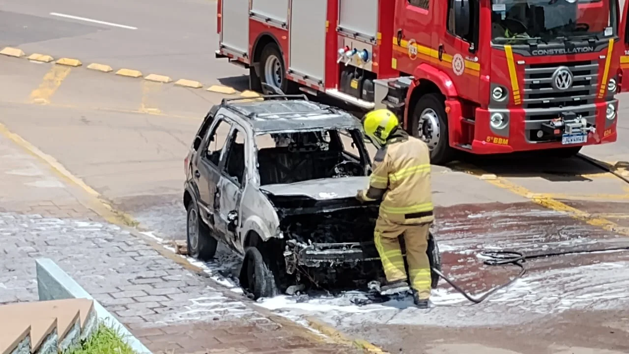 Após pane elétrica, Ecosport pega fogo no bairro Cidade Alta, em Bento Gonçalves