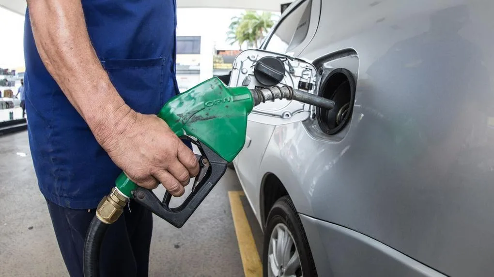 A gasolina e o etanol deverão sofrer reajuste de 10 centavos por litro, enquanto o diesel terá aumento de 6 centavos.