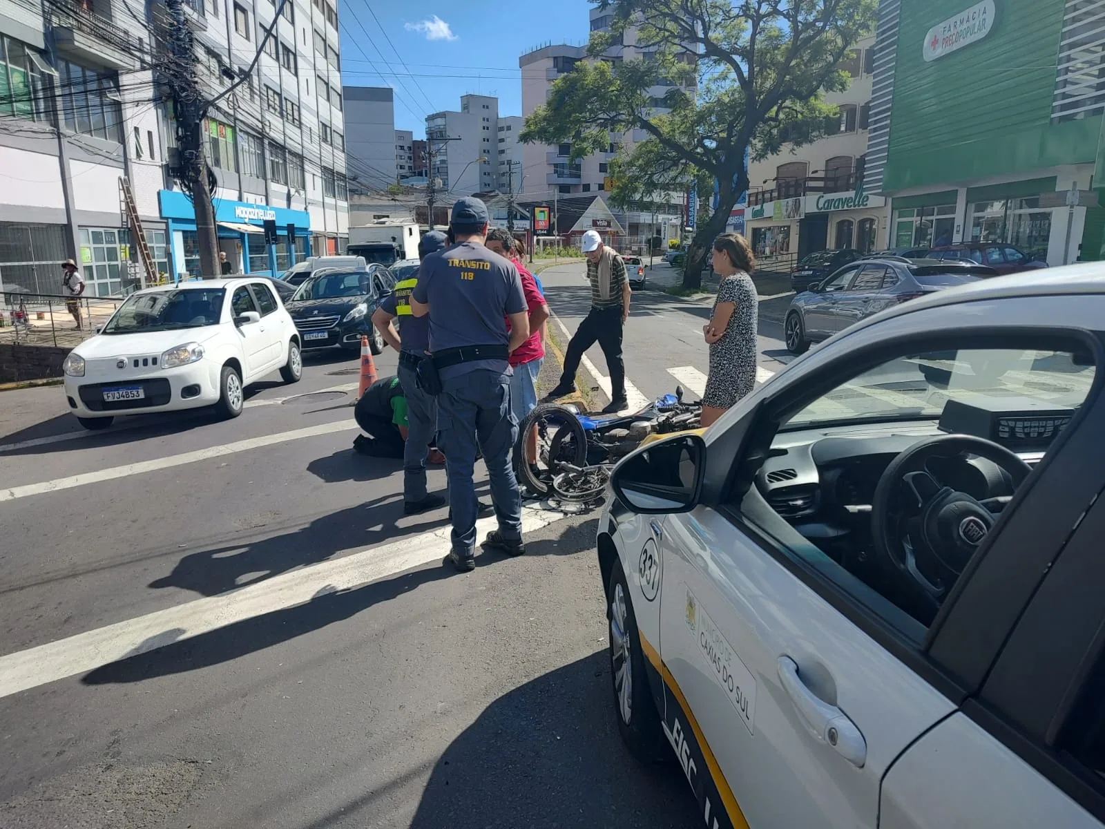 Motociclista fica ferido em colisão com automóvel em Caxias do Sul