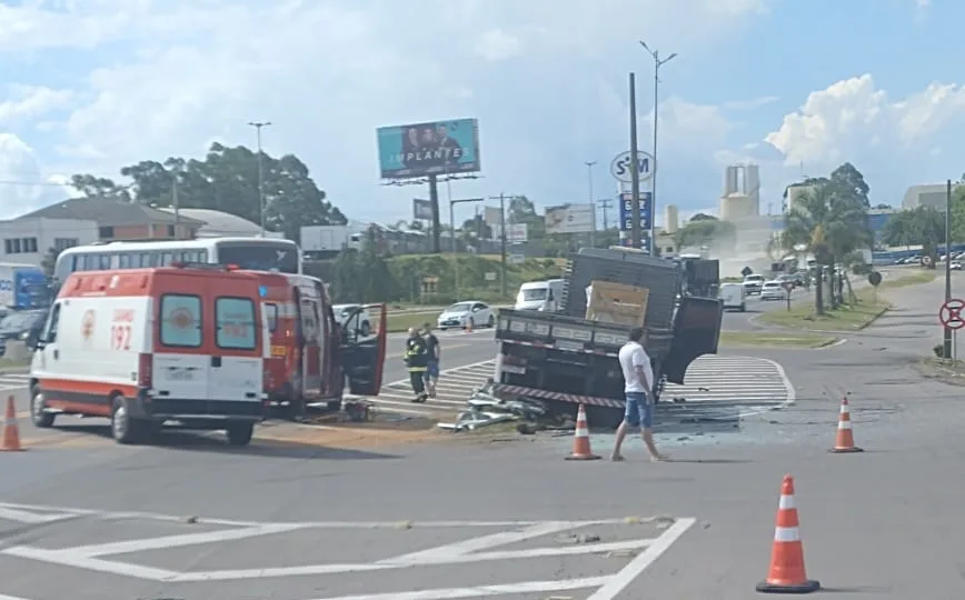 Motorista de ônibus é ejetado de veículo em colisão com caminhão em Garibaldi