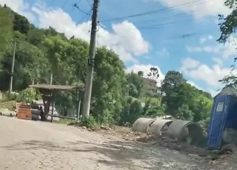 Obras abandonadas na Via Trento geram transtornos em Bento Gonçalves