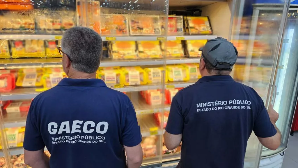 Fiscais recolheram e inutilizaram os produtos impróprios para o consumo