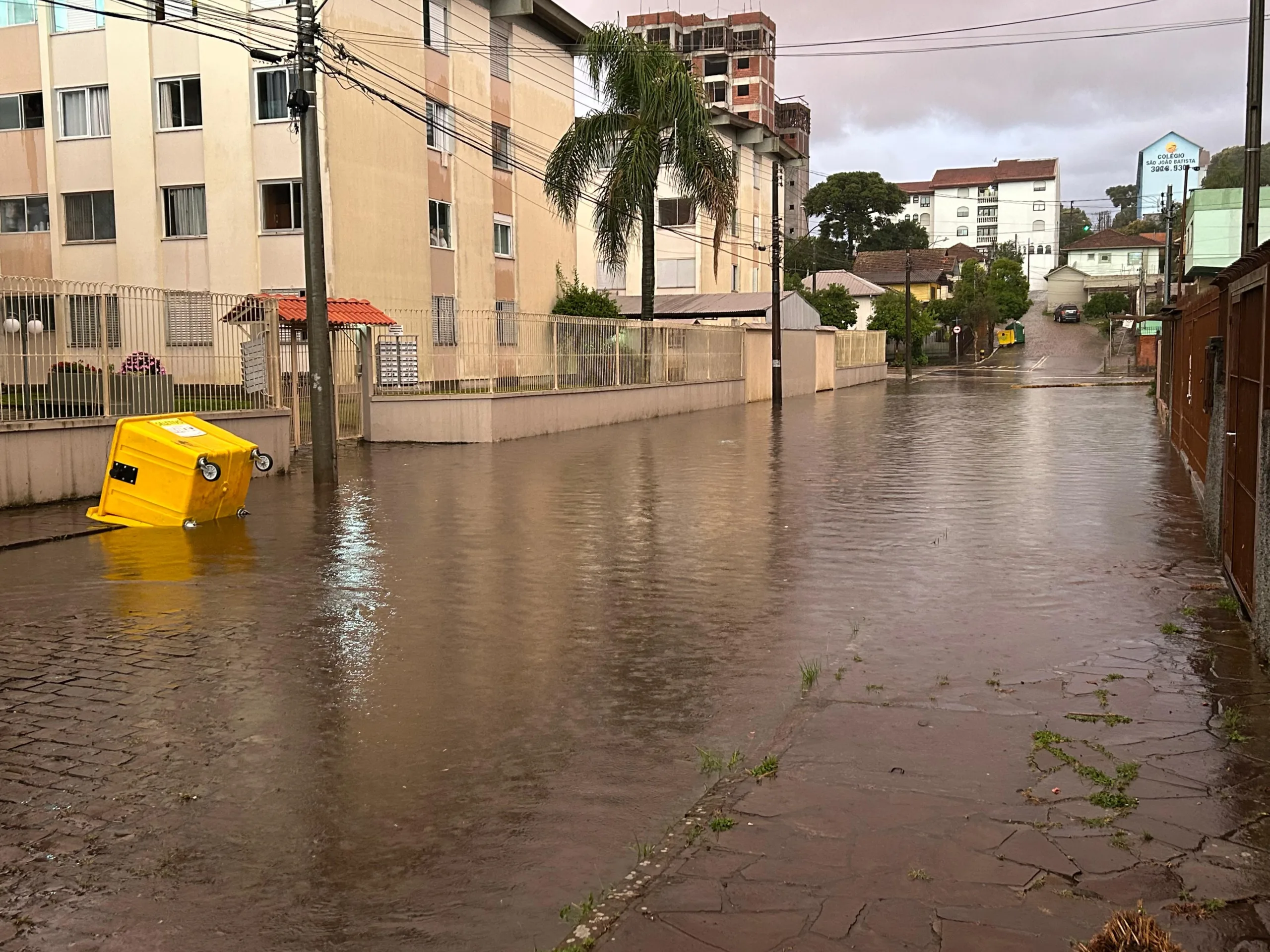 Chuva intensa provoca alagamentos em vários bairros de Caxias do Sul