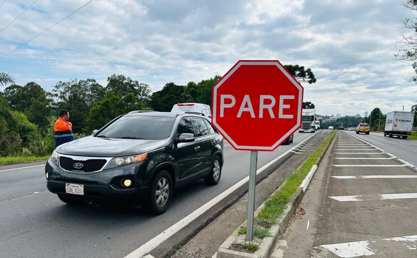 Placas de 'pare' tiram visibilidade de condutores na ERS-122, em Caxias do Sul