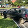 Condutora fica ferida em colisão contra poste na Avenida São Leopoldo, em Caxias do Sul