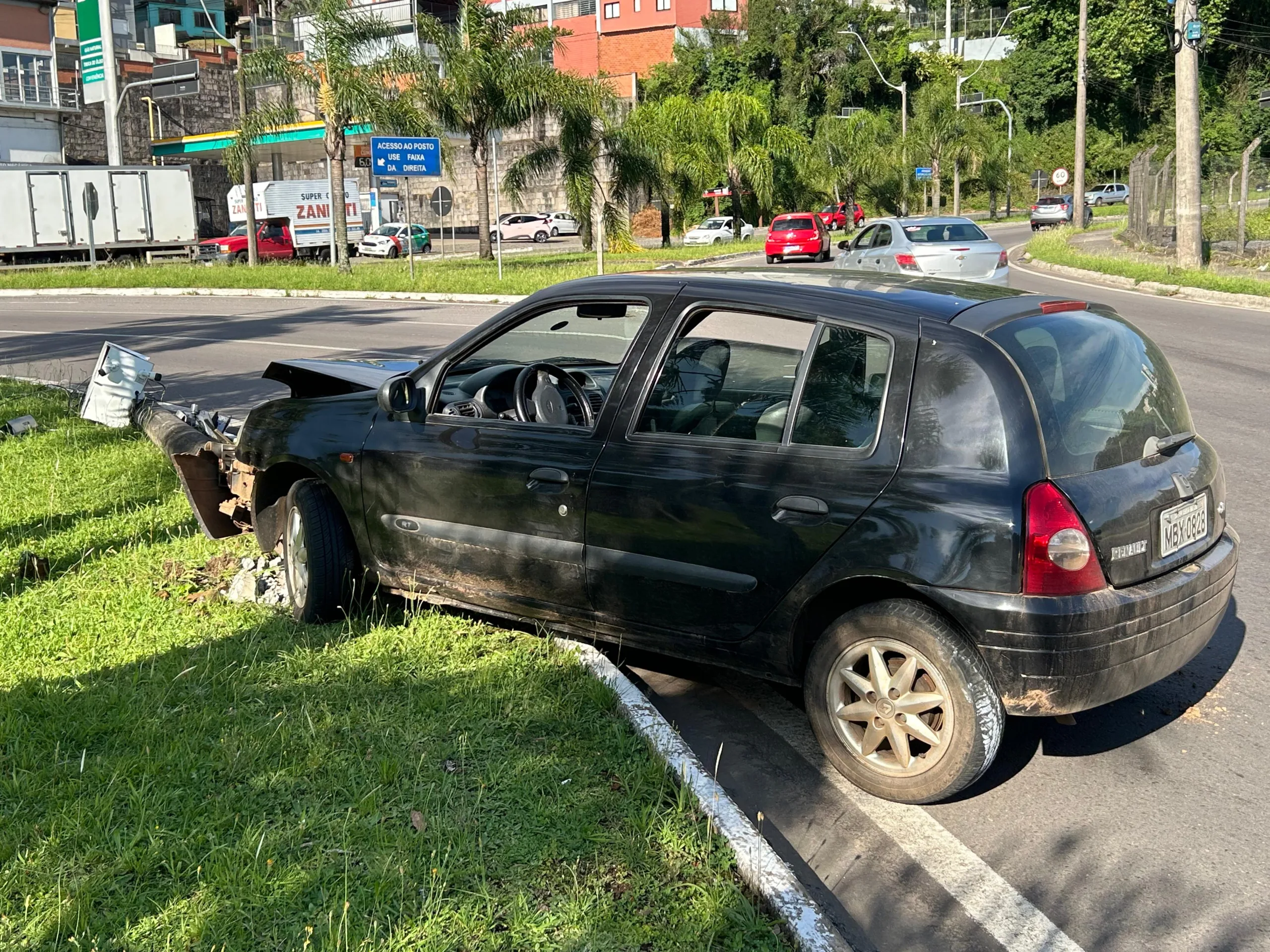 Condutora fica ferida em colisão contra poste na Avenida São Leopoldo, em Caxias do Sul