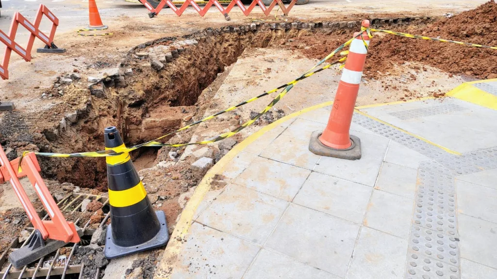 O acesso à rua Cândido Costa está bloqueado devido a obras de troca de tubulação pluvial