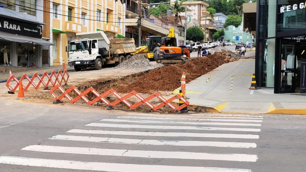 O acesso à rua Cândido Costa está bloqueado devido a obras de troca de tubulação pluvial