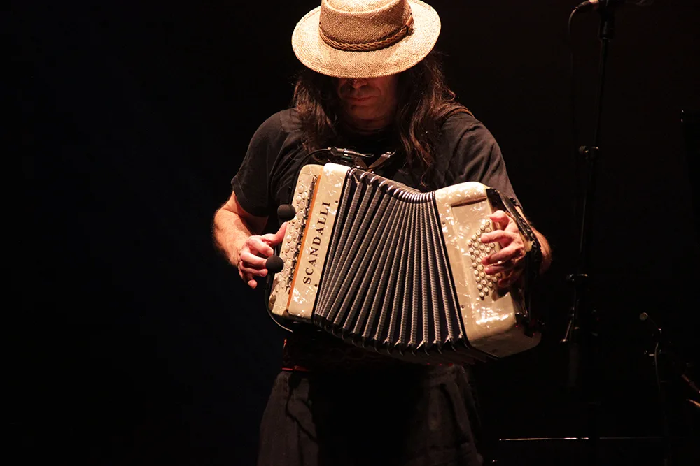 Entre os destaques musicais estão Renato Borghetti, reconhecido mundialmente por sua habilidade na gaita.