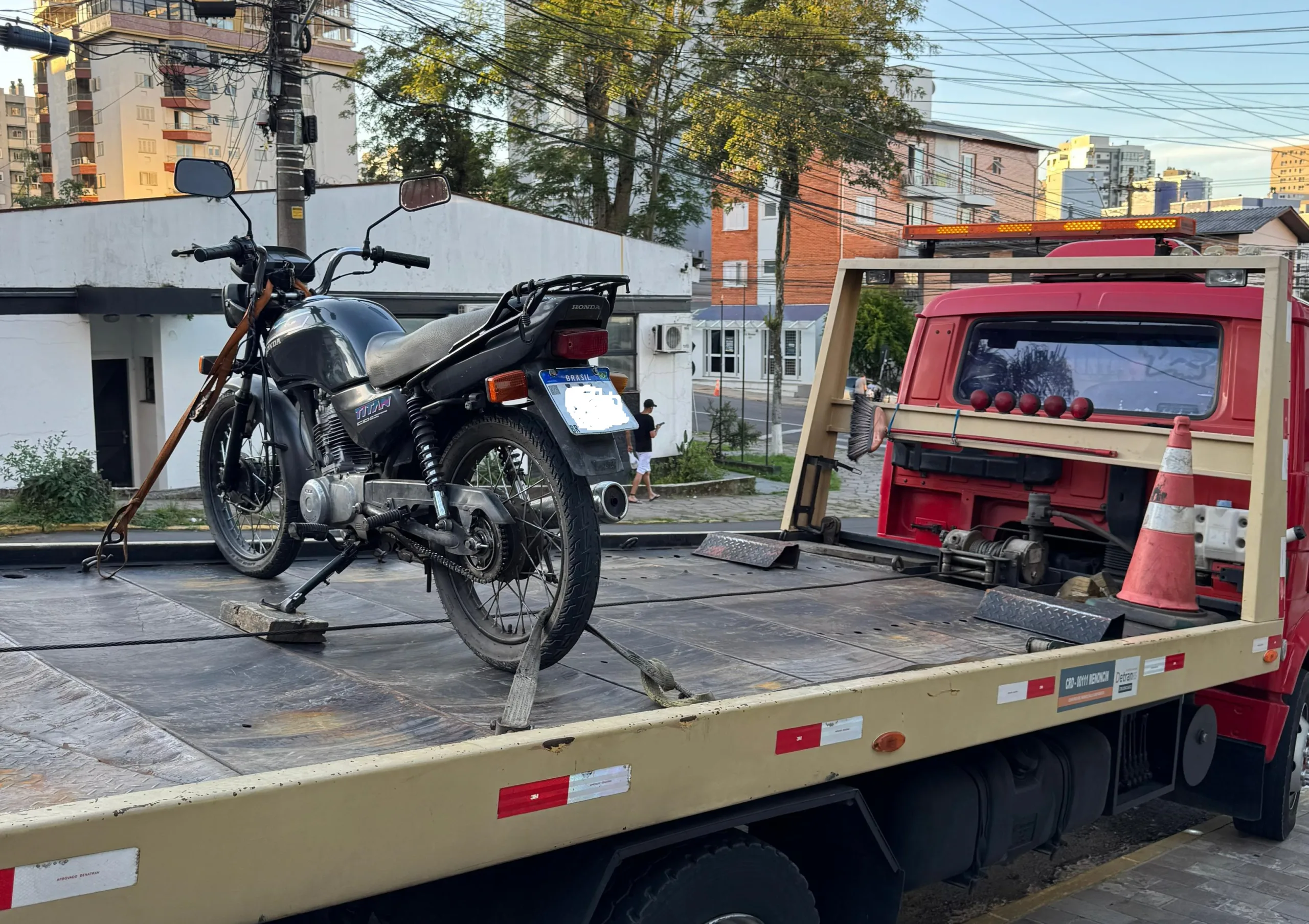 A motocicleta foi apreendida e removida por guincho credenciado. O suspeito foi conduzido à Delegacia de Polícia para o registro da ocorrência.