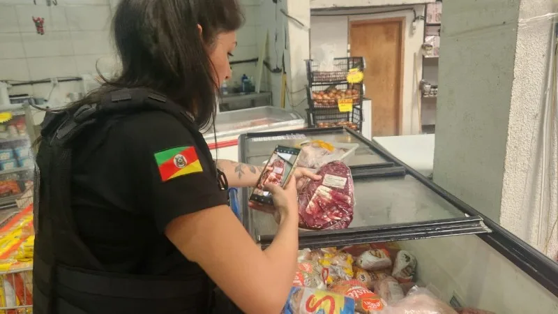 Empresa suspeita de vender 800 toneladas de alimentos contaminados pela enchente no RS é alvo da Polícia Civil