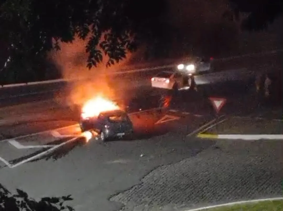 Na noite de domingo, uma colisão transversal, entre Bento Gonçalves e Garibaldi, terminou em incêndio de um veículo.