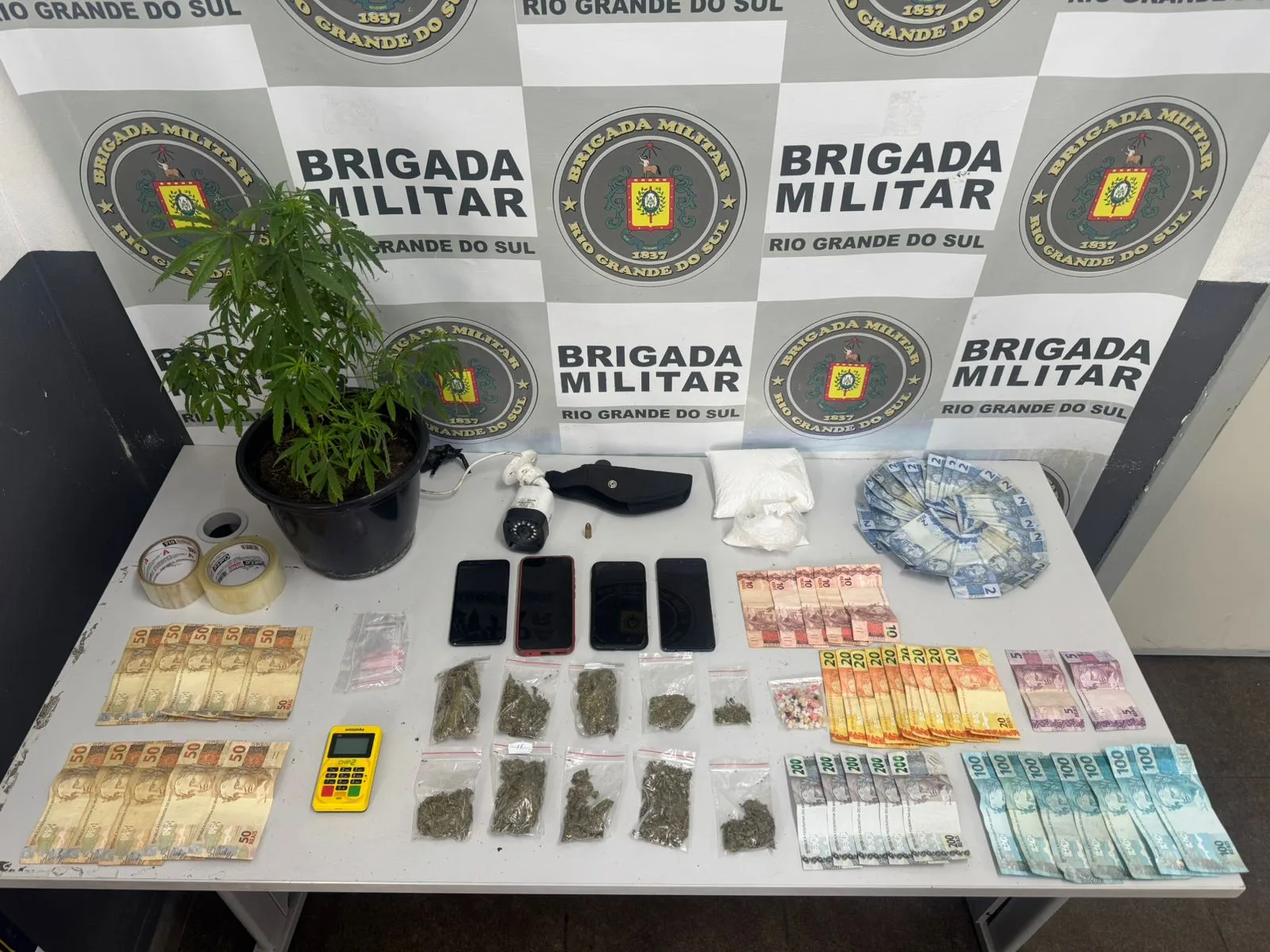 Três pessoas são presas por tráfico de drogas em Caxias do Sul