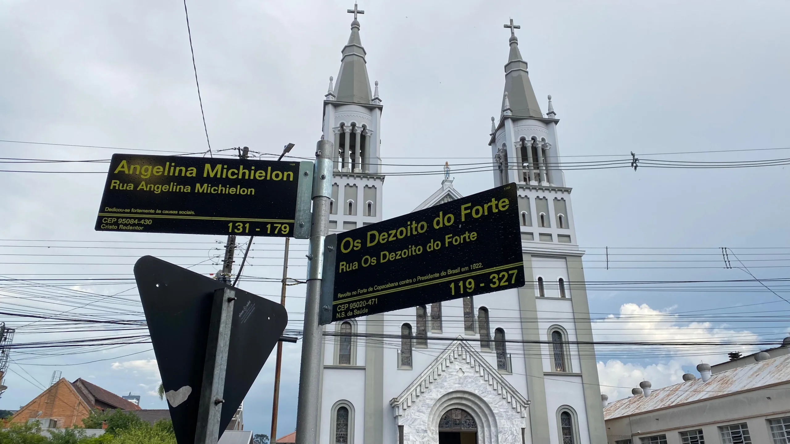 Placas são instaladas com erros em nomes de bairros em Caxias do Sul