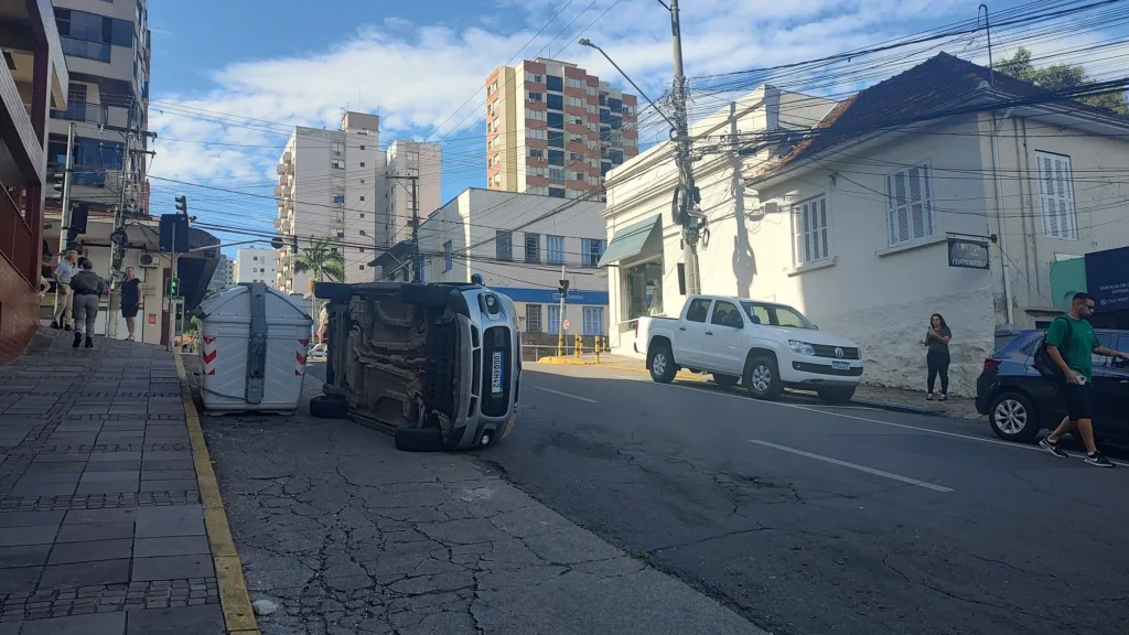 Acidente ocorreu na esquina das ruas Júlio de Castilhos e Ramiro Barcelos