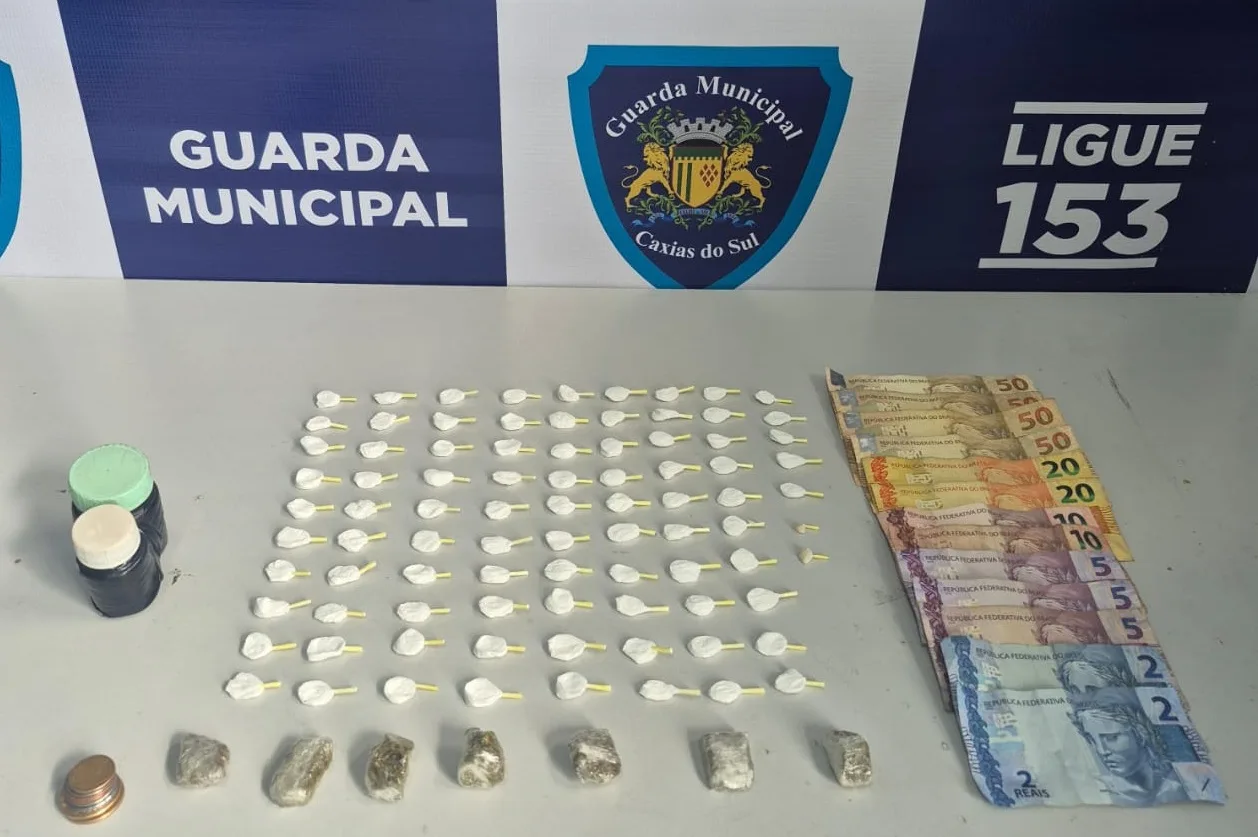 Junto com os presos, os agentes encontraram crack, maconha, cocaína e dinheiro