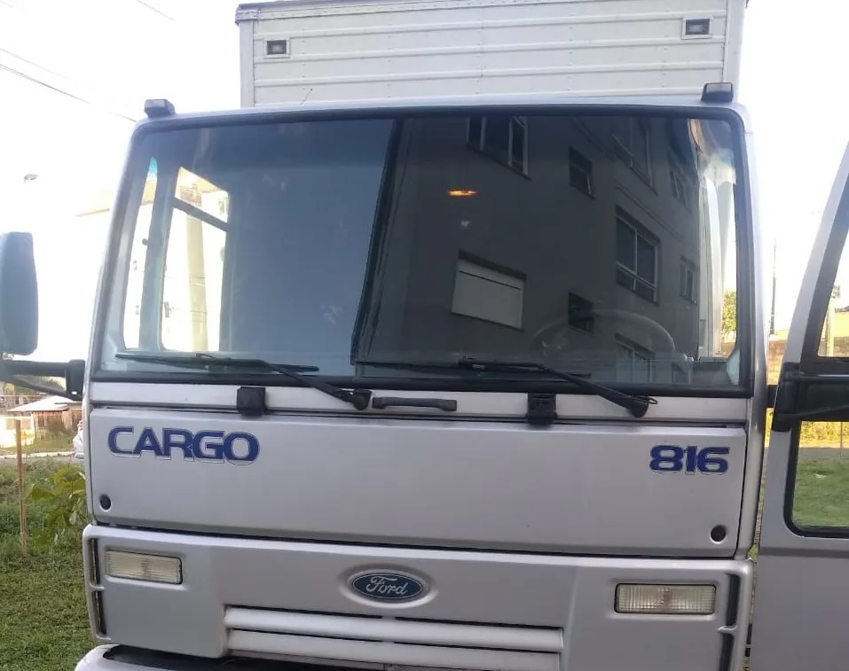 Ford Cargo de cor cinza