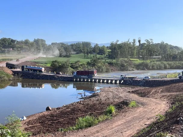 "Travessia molhada" sobre o Rio Forqueta fica próximo à ponte do Exército