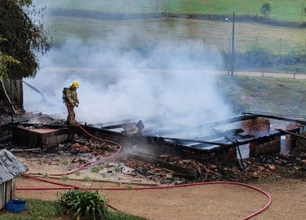 Polícia de Cotiporã identifica suspeito de incêndio criminoso, que segue foragido