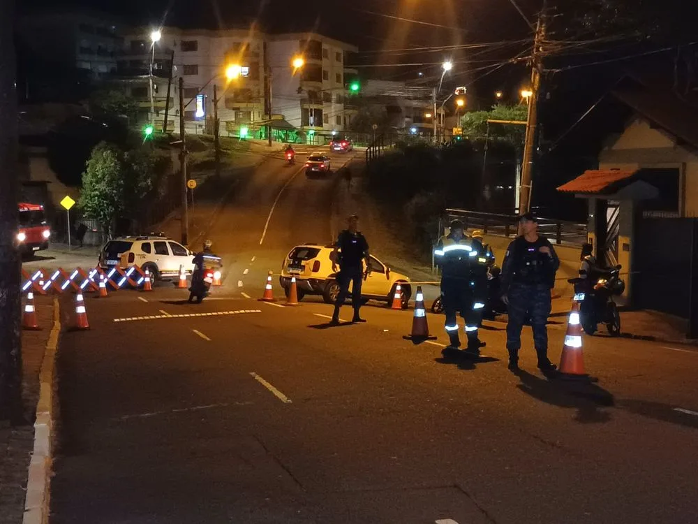 Operação ocorreu na rua Ernani Aguiar Correa, no bairro Rio Branco