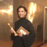 Fernanda Torres leva Globo de Ouro em Los Angeles por atuação em 'Ainda Estou Aqui'