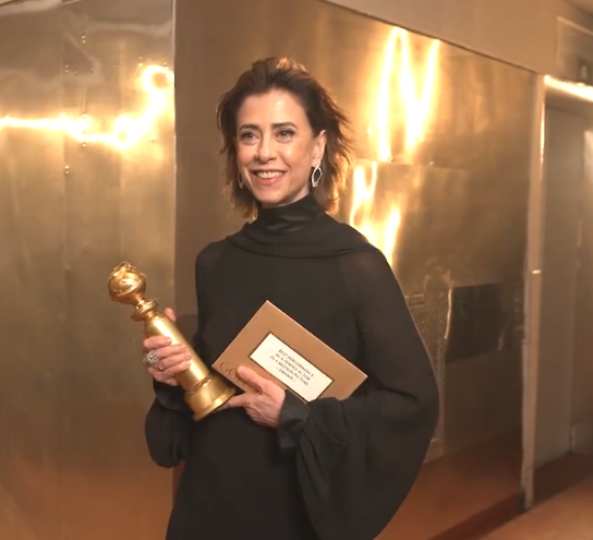 Fernanda Torres leva Globo de Ouro em Los Angeles por atuação em 'Ainda Estou Aqui'