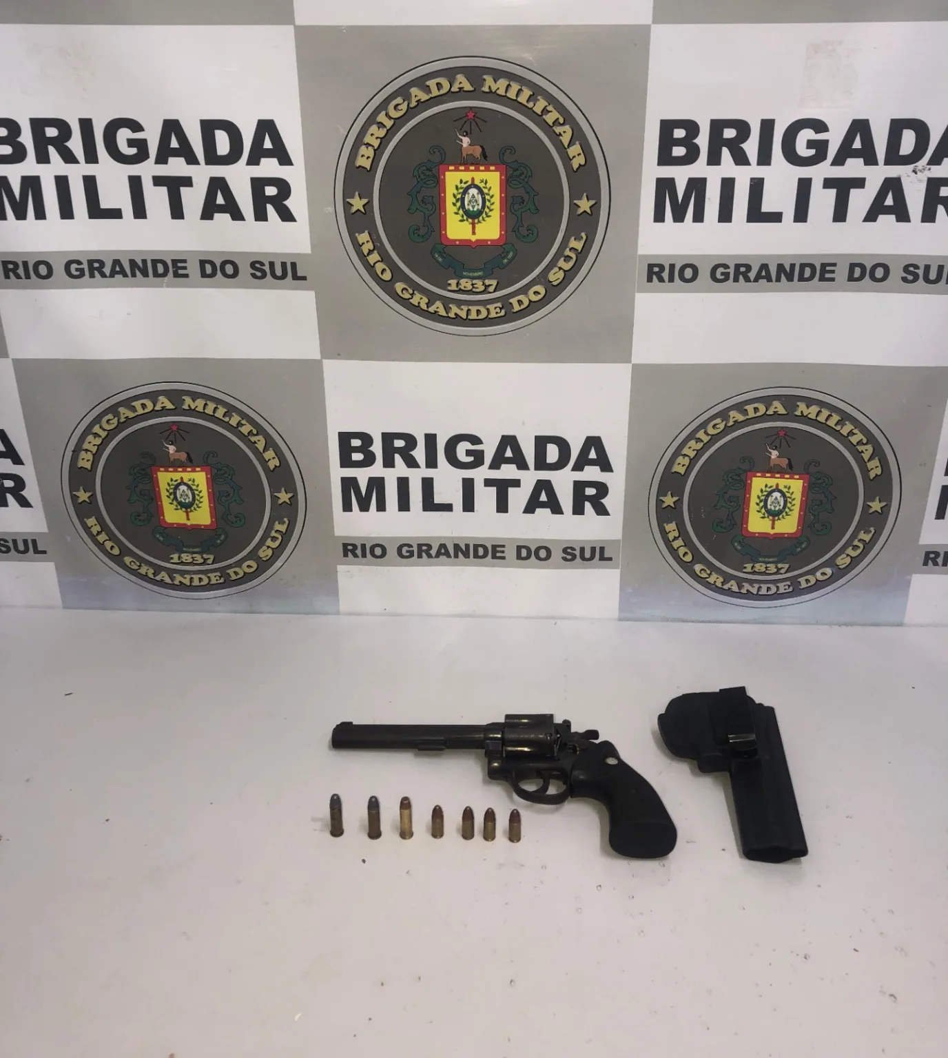 Porte ilegal de arma de fogo | Foto: 12° BPM / Divulgação Porte ilegal de arma de fogo | Foto: 12° BPM / Divulgação