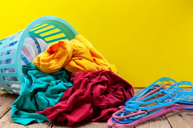 6 dicas para lavar roupas coloridas sem perder as cores originais