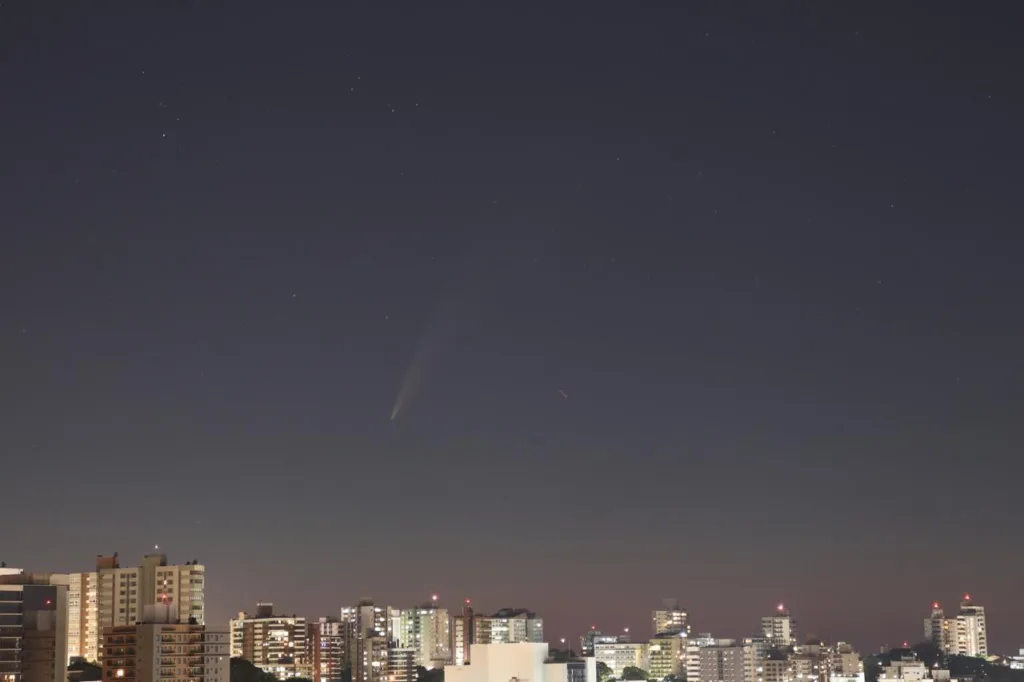 Cometa é registrado no céu em Bento Gonçalves