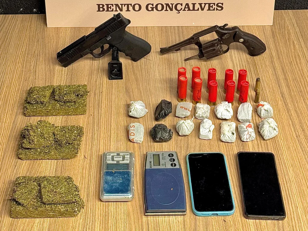 Homem é preso e dois adolescentes são apreendidos com drogas e armas em Bento Gonçalves Homem é preso e dois adolescentes são apreendidos com drogas e armas em Bento Gonçalves