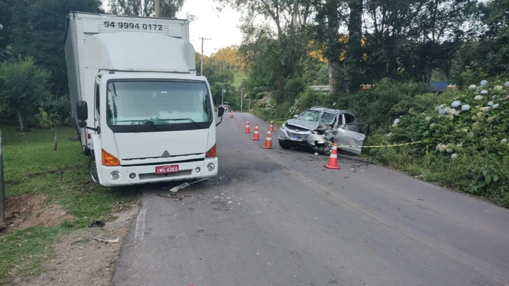 Motorista morre em colisão na Rua Abramo Perini, em Caxias