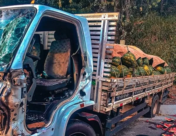 Um dos veículos carregava melancias (Foto: Bombeiros Voluntários de São Sebastião do Caí)