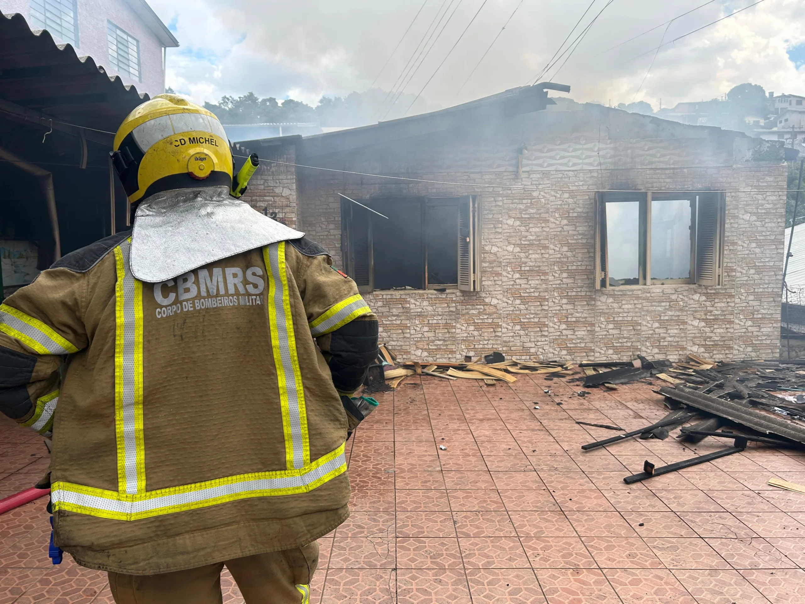 Incêndio em residência no bairro Santos Dumont 