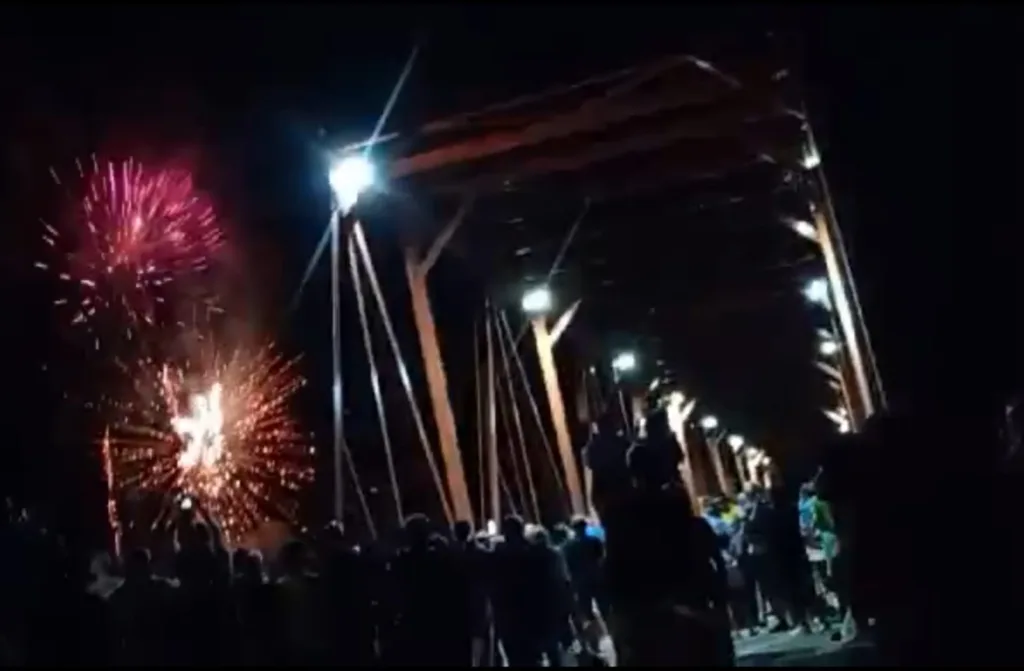 O evento atraiu centenas de moradores da região e contou com uma queima de fogos. O evento atraiu centenas de moradores da região e contou com uma queima de fogos.