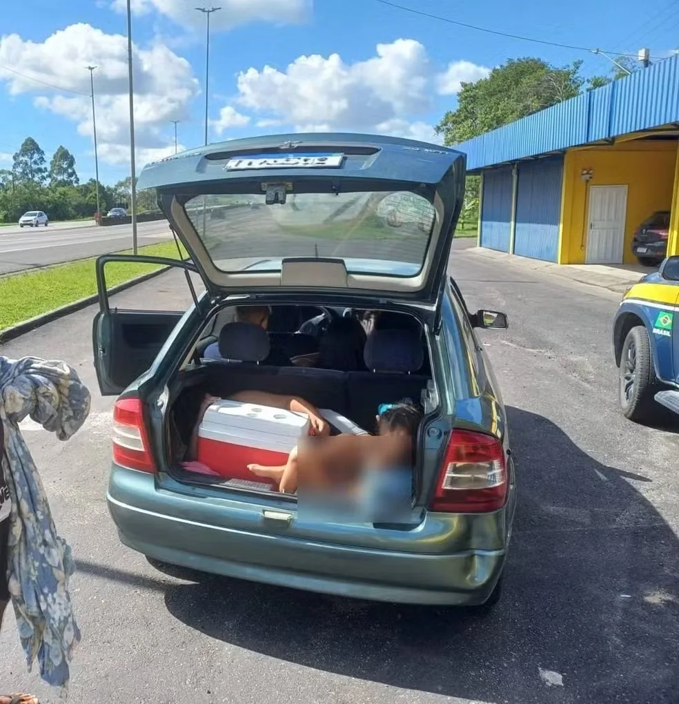 Carro é flagrado com crianças no porta-malas na BR-101, na Grande Florianópolis. (Foto: PRF/Divulgação)