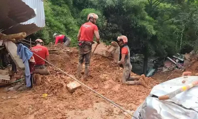 Pelo menos nove pessoas morreram em de Ipatinga, município de 227 mil habitantes, onde caíram 80 milímetros de chuva.