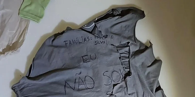 Roupa rabiscada foi encontrada na cela - Foto: Divulgação/PC