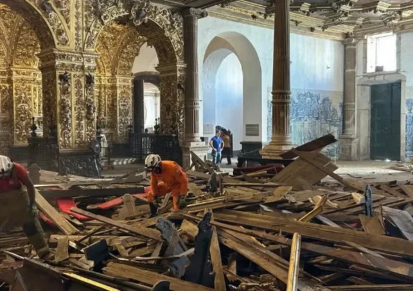 Teto de histórica 'Igreja de Ouro' desaba e mata uma pessoa em Salvador (Foto: Defesa Civil/Divulgação)