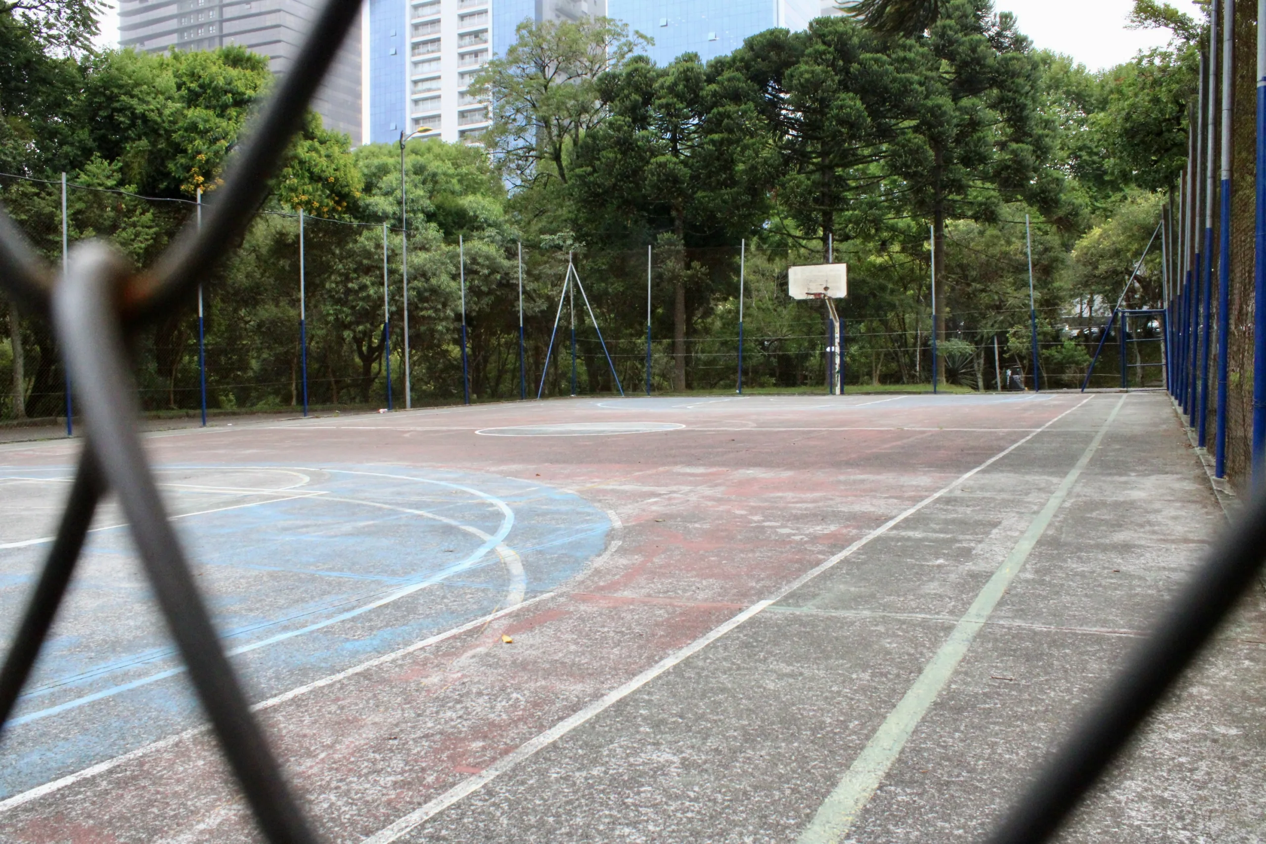 Quadra esportiva do Parque dos Macaquinhos, em Caxias do Sul, será revitalizada por projeto artístico (Foto: Gisele Nozari/Prefeitura de Caxias do Sul/Divulgação)