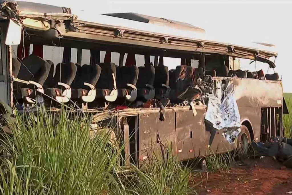Ônibus ficou totalmente destruído no acidente - Foto: Reprodução/Redes sociais Ônibus ficou totalmente destruído no acidente - Foto: Reprodução/Redes sociais