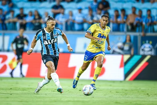 Grêmio faz 5 a 0 no Pelotas e encaminha vaga nas semifinais do Gauchão