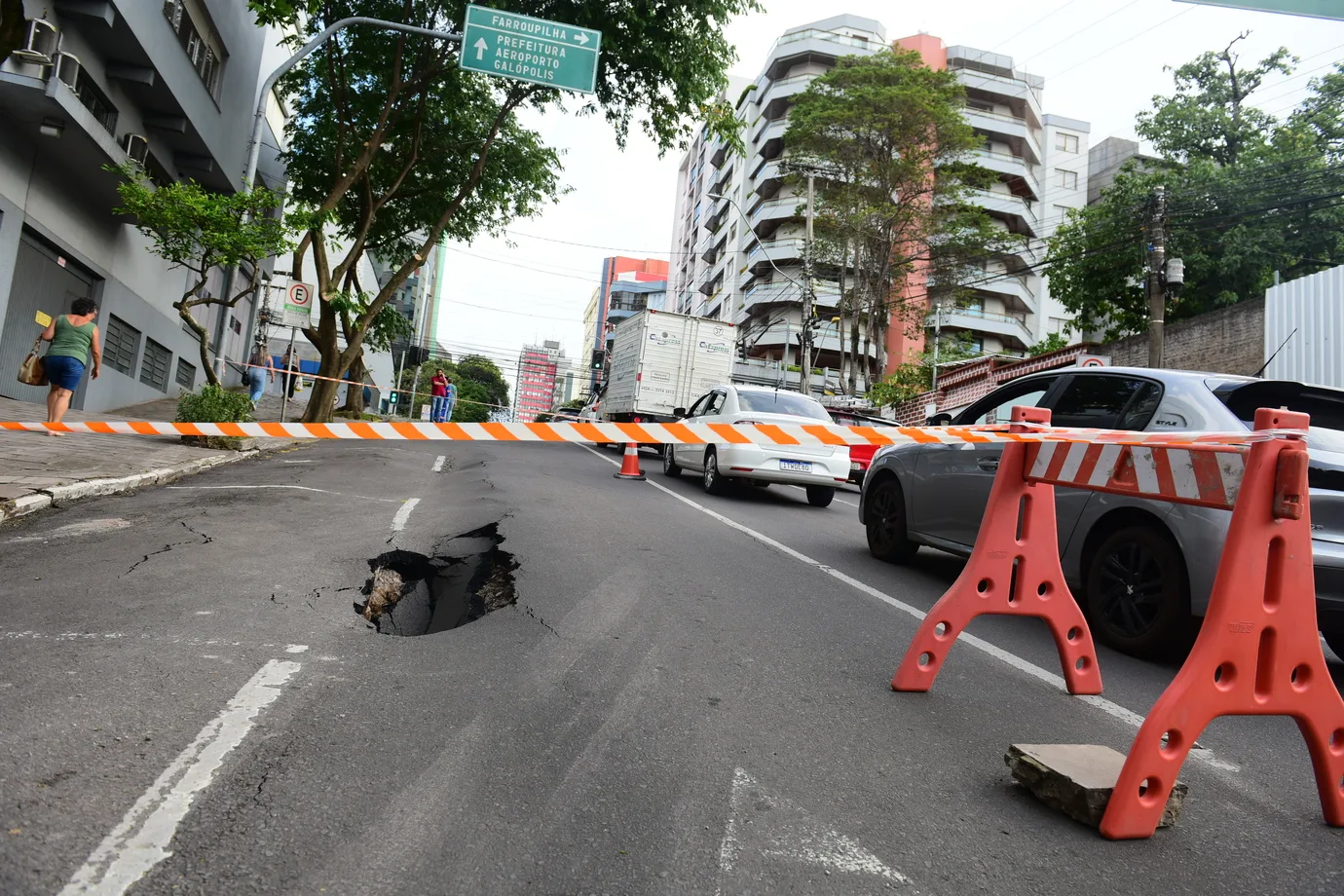 Rompimento de adutora provoca bloqueio parcial da Rua Garibaldi. Foto Fabiano Provin/Divulgação