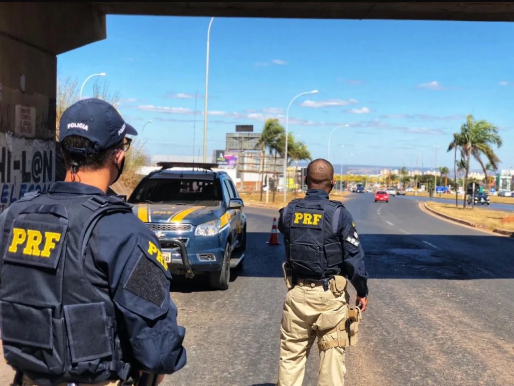 PRF prende motorista embriagado após acidente e fuga na BR-470 PRF prende motorista embriagado após acidente e fuga na BR-470